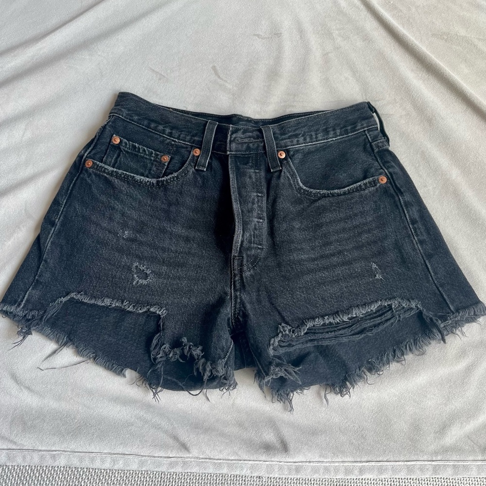 Levi Jean Shorts in a Washed Black. Size 27